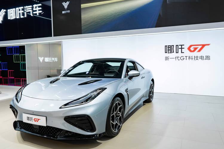 惠州128哪吒汽车在智能汽车领域的表现，领途汽车在新能源汽车市场中的影响力